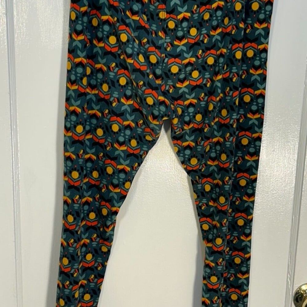Lularoe Tall & Curvy Leggings Looks Like Little Oranges Reading a Book